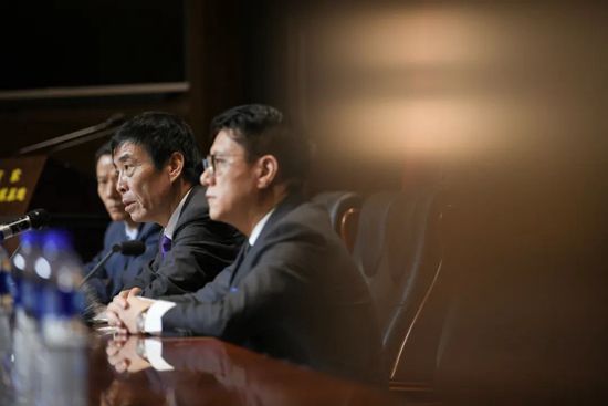 斯莫林和罗马在今年夏天续约至2025年，而现在斯莫林何时能够复出仍未确定，罗马只能继续等待。